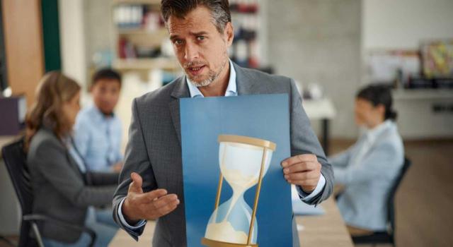 A efectos de la prescripción para declarar la responsabilidad subsidiaria se deben diferenciar las actuaciones recaudatorias de las integradas en procedimientos de revisión. Imagen de un hombre mostrando la imagen de un reloj de arena