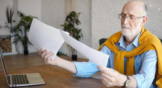 Los excesos de adjudicación inevitables en la partición y adjudicación de herencia están sujetos a AJD Los excesos de adjudicación inevitables en la partición y adjudicación de herencia están sujetos a AJD según el TSJ de Andalucía. Imagen de un hombre leyendo unos papeles con cara de preocupación
