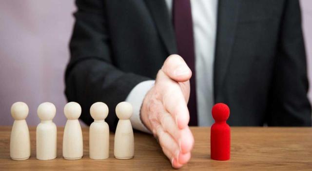 La interpretación del TJUE es extensible a la norma española del IRNR en cuanto a la vulneración de la libre circulación de capitales. Imagen de un hombre separando sobre una mesa unas fichas de color blanco con respecto a otra de color rojo