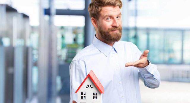 Los honorarios del bróker hipotecario por la financiación de una vivienda destinada al alquiler no son gastos deducibles en el IRPF La DGT aclara que los honorarios del bróker hipotecario por la financiación de una vivienda destinada al alquiler no es un gasto deducible en el IRPF. Imagen de un chico ofreciendo una casa con la otra mano
