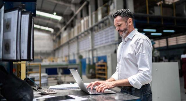 El TS anula la Resolución de la junta Arbitral del País Vasco que extendía los efectos de resoluciones previas sin haber analizado en profundidad la identidad objetiva de los asuntos. Imagen de un hombre trabajando con su ordenador en una fábrica