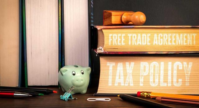 TEAC: no declaración de responsabilidad subsidiaria respecto de deudas no tributarias No es posible declarar la responsabilidad subsidiaria del art. 43.1.c) de la LGT respecto de deudas no tributarias. Imagen de una hucha verde rodeada de libros de impuestos