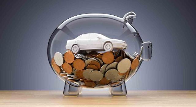 La rotulación de vehículos turismo con el logo de empresa no determina la afectación exclusiva de estos a la actividad económica. Imagen de un coche dentro de un cerdito de ahorro