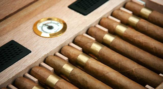 Marcas fiscales de los cigarros que están autorizados para comercializarse individualmente. Humidor de puros habanos