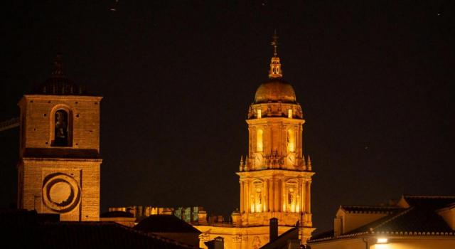 La Iglesia comienza a pagar el ICIO a partir del 4 de noviembre de 2023. Imagen de Málaga de noche