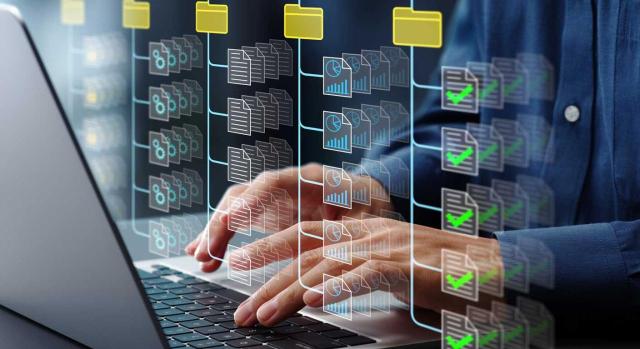 El TS determinará el dies ad quem para calcular el abono de los intereses de demora por la improcedencia del ingreso realizado en aplicación de la medida cautelar ratificada por el órgano judicial penal por inexistencia de delito fiscal. Imagen de un chico con su portátil en el que está con carpetas y archivos