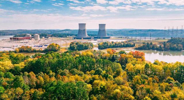 Cataluña modifica impuesto sobre las instalaciones que inciden en el medio ambiente. Instalación nuclear rodeado de vegetación