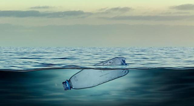 Impuesto plásticos aereo. Imagen de botella de plástico en el agua