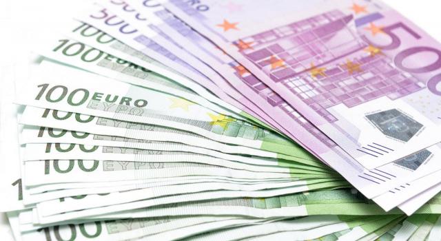 Impuesto de Solidaridad de las Grandes Fortunas: aspectos claves. Imagen de muchos billetes de euros