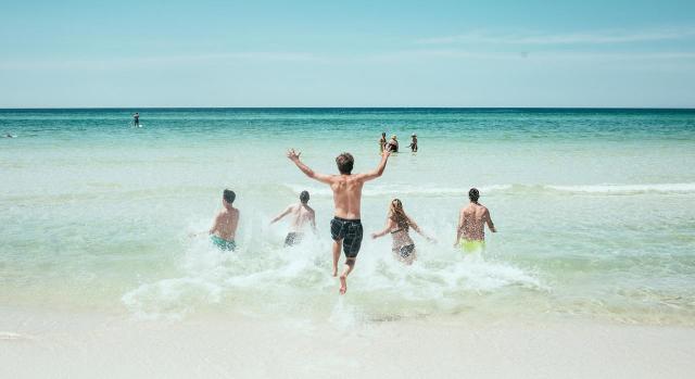 Presentación de impuestos. Imagen de una playa