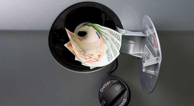 Impuestos medioambientales. Imagen de depósito de coche abierto asomando dinero