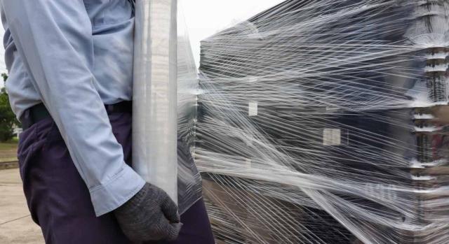 Está sujeto al impuesto sobre envases de plástico el film utilizado en la gestión de residuos de un ecoparque Está sujeto al impuesto sobre envases de plástico el film utilizado en la gestión de residuos de un ecoparque. Operario con un rollo grande de papel film