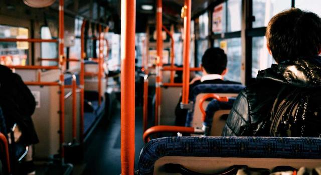 La compensación se calcula sin tener en cuenta la identidad y el número de usuarios del transporte público. Imagen del interior de un autobús