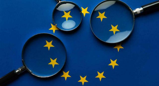 inicio tramites dac7 inicio tramites dac7. Tres lupas de diferentes tamaños sobre las estrellas de la Unión Europea