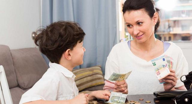 IRPF Castilla Mancha. Imagen de una madre y un hijo