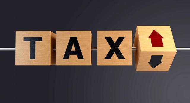 IS: pymes y multinacionales. Cubos de madera con la palabra Tax