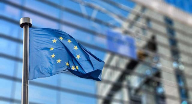 Iva comercio electrónico. Imagen de bandera y edificio oficial UE