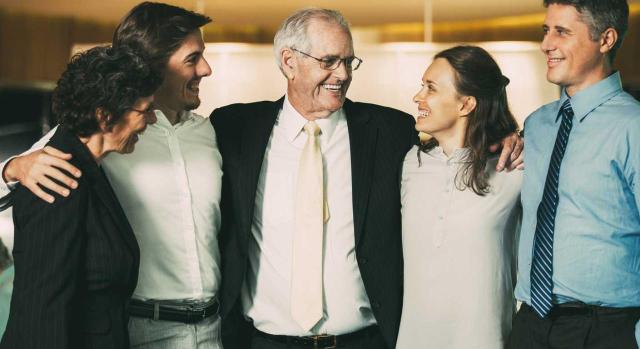 IP exención de participaciones en entidades: préstamos concedidos por la entidad a personas o entidades vinculadas. Imagen de un senior jefe abrazando a sus trabajadores