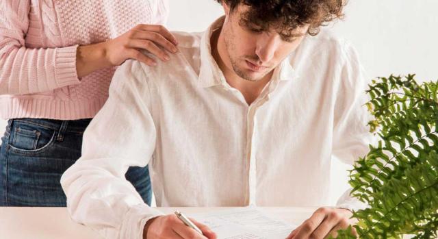La simple solicitud de declaración de herederos abintestato no tiene por sí trascendencia para considerar la herencia aceptada tácitamente porque este trámite es anterior y distinto al acto de aceptación de la herencia. Imagen de un chico joven firmando un papel con cara muy seria