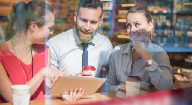 La contratación de personal por otras empresas familiares no resulta suficiente cuando la sociedad arrendadora no tiene conexión real con la actividad del resto del grupo. Imagen de un grupo de jovenes mirando una tablet a traves de un ventanal
