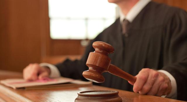 ¿Debe conocer del fondo del asunto el órgano jurisdiccional que conozca de la inadmisión indebida del recurso contencioso-administrativo? Si el órgano jurisdiccional que conozca de un recurso de apelación interpuesto frente a la inadmisión del recurso contencioso-administrativo, aprecia que la inadmisión fue indebida ¿debe entrar a conocer del fondo del asunto? Imagen de un juez con mazo en la mano