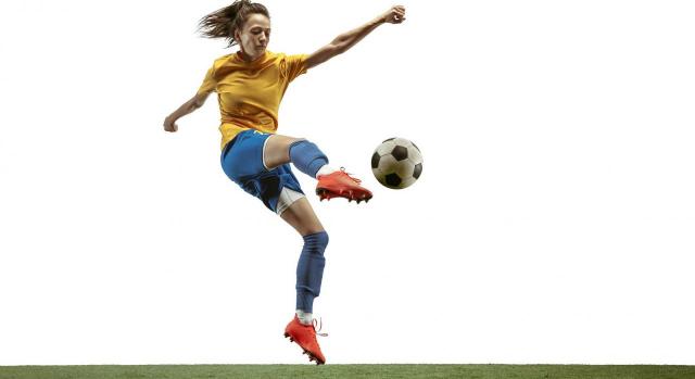 «UEFA Women''s Champions League 2020» en Gipuzkoa. Jugadora de fútbol chutando