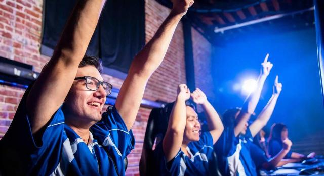E-sports, juego online y creadores: cómo está cambiando la fiscalidad del nuevo entretenimiento. Imagen de unos jugadores de juegos online con gesto feliz tras haber ganado