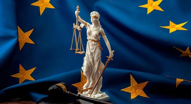 Nulidad de pleno de derecho de actos firmes y principio de efectividad del Derecho de la Unión. Imagen de la figura de la Justicia sobre bandera de Europa