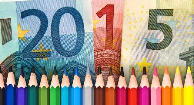 Galicia permite de forma excepcional y transitoria acreditar a efectos de su deducción en IRPF el gasto en material escolar realizado en efectivo Galicia permite de forma excepcional y transitoria acreditar a efectos de su deducción en IRPF el gasto en material escolar realizado en efectivo. Imagen de lápices de colores y billetes de fondo