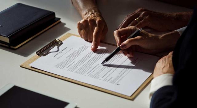 No puede aplicarse la regla de liquidación del ISD prevista para el supuesto de herederos desconocidos cuando estos han sido nombrados por el causante a término suspensivo. Imagen de la lectura de un contrato