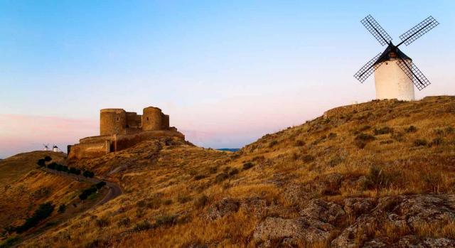 Beneficios fiscales. Mecenazgo en Castilla-La Mancha. Imagen de castillo medieval y molino de harina