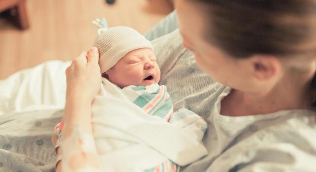 Madre con su bebé recién nacido en el hospital