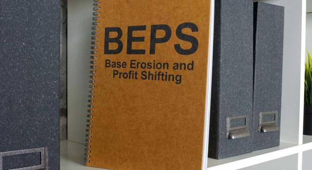 Acuerdo Multilateral entre Autoridades competentes sobre intercambio de información GloBE. Imagen de un libro en una estantería titulado BEPS: Erosión de la base imponible y traslado de beneficios