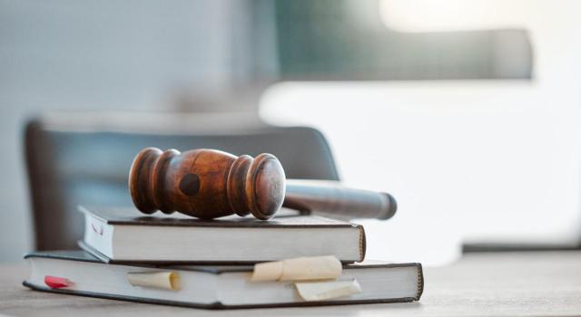 Selección de sentencias publicadas en la primera quincena de julio de 2025 Selección de jurisprudencia. Julio (1.ª quincena). Imagen de unos libros de justicia y un mazo de juez encima de ellos