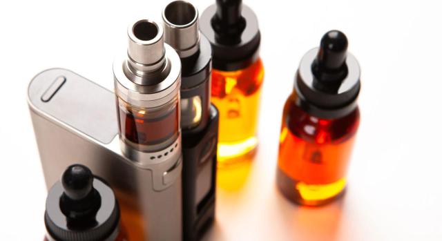 La DGT perfila el hecho imponible del Impuesto sobre los Líquidos para Cigarrillos Electrónicos y otros Productos relacionados con el Tabaco, así como su repercusión. Imagen de los liquidos recargables de los cigarrillos electrónicos