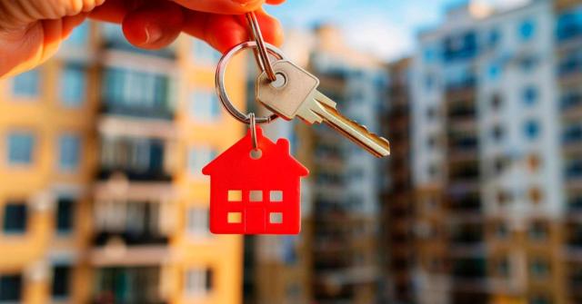 Real Decreto-ley 29/2026: Medidas tributarias en materia de vivienda asequible Se aprueban por segunda vez las medidas tributarias relativas al alquiler residencial y vivienda asequible: modificaciones en IRPF, IVA, IBI, IS y plusvalía municipal. Imagen de una mano con un juego de llaves nuevo