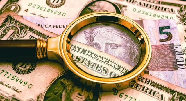 Deducción por doble imposición internacional: TEAC aclara qué es “parte de base liquidable gravada en el extranjero” El TEAC aclara el concepto de “parte de base liquidable gravada en el extranjero” del art. 80.1.b) de la Ley IRPF sobre la deducción por doble imposición internacional. Imagen de una lupa sobre unos billetes de dollar