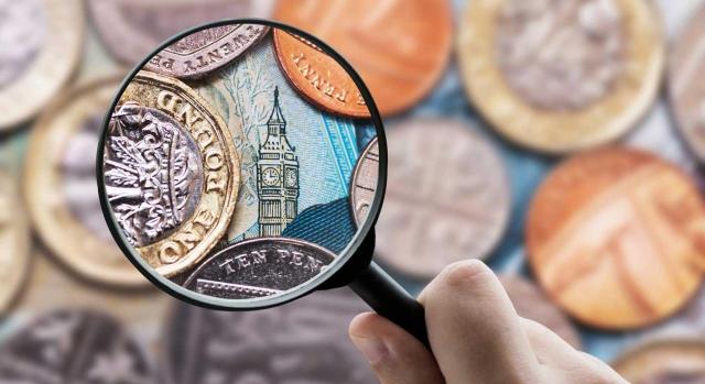 Los requerimientos de manifestación patrimonial establecidos en el art. 162.1 de la LGT dirigidos al obligado tributario son impugnables en vía administrativa y económico-administrativa. Imagen de una lupa mirando los dibujos de unas monedas