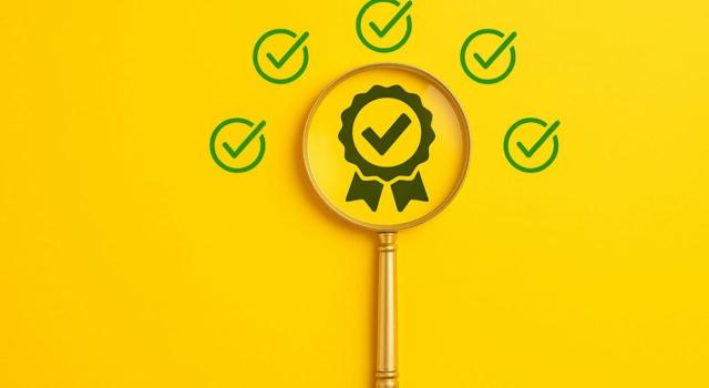 Factura sustitutiva o factura rectificativa ¿Es necesario emitir una factura rectificativa para completar la denominación del concepto facturado? Imagen de una lupa rodeada de tick sobre un fondo amarillo