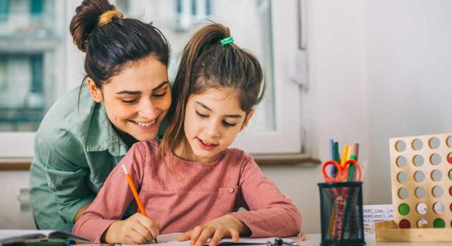 La deducción fiscal por hijo a cargo cesa de los funcionarios de la UE cesa cuando el hijo cumple 26 años La deducción fiscal de la que disfrutan los funcionarios de la Unión Europea por hijo a cargo cesa, a más tardar, cuando el hijo cumple 26 años. Imagen de una madre ayudando a su hija pequeña a hacer los deberes