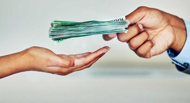 Elementos indiciarios suficientes para recalificar un préstamo familiar como donación. Imagen de una mano dando dinero a otra mano