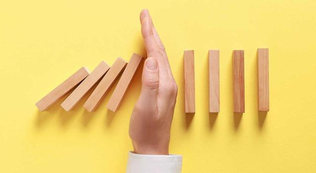 Las autoliquidaciones complementarias interrumpen la prescripción del derecho de la reclamante a solicitar la devolución de ingresos indebidos. Imagen de un mano separando unos palitos por la mitad