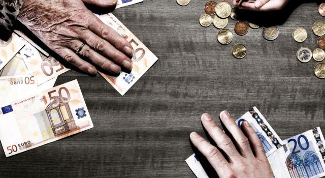 El TC desestima por unanimidad el conflicto planteado por el Gobierno y el Senado sobre la derogación del ISD El Tribunal Constitucional desestima por unanimidad el conflicto planteado por el Gobierno y el Senado sobre la derogación del Impuesto sobre Sucesiones y Donaciones. Imagen de unas manos sobre una mesa con dinero a su alrededor