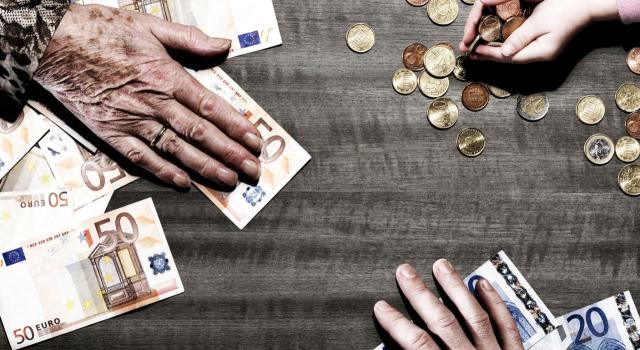 ISD: La regla de acumulación de donaciones a una herencia no es exclusiva para herederos forzosos ni las donaciones colacionables La regla de acumulación de donaciones a una herencia a los efectos de la liquidación del ISD no es exclusiva para herederos forzosos ni las donaciones colacionables. Imagen de tres juegos de manos con dinero entre ellas