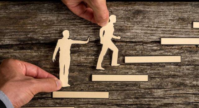 Reducción inicio actividad: inicio de la actividad en el establecimiento del padre y donde ejerció como empleado Se puede aplicar la reducción por inicio de actividad aunque se inicie la actividad en el mismo establecimiento donde se trabajó como empleado y aunque haya vínculo familiar con el titular. Imagen de unas manos empujando figuras de madera