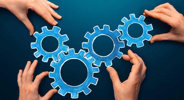 La transmisión intragrupo de participaciones por una holding mixta es una actividad financiera diferenciada a efectos del cálculo de la prorrata en IVA. Imagen de unas manos encajando unas figuras