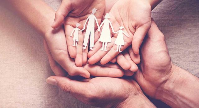 TS: no se puede computar en IRPF las pérdidas patrimoniales derivadas de donaciones, aunque en el mismo acto se declaren ganancias patrimoniales derivadas también de donaciones. Imagen de las manos todas juntas de una familia