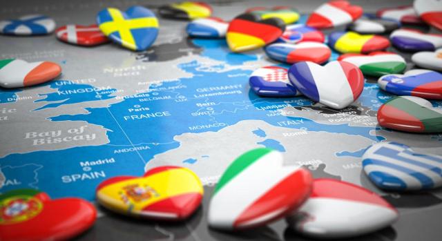 El Consejo ha adoptado formalmente nuevas normas sobre el impuesto sobre el valor añadido (IVA) aplicables a las ventas a distancia de bienes importados IVA: El Consejo de la UE adopta formalmente nuevas normas que simplifican la recaudación del impuesto sobre las importaciones. Imagen del mapa de Europa y manderas de corazones de paises europeos