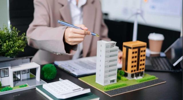 Renuncia tácita a la exención de IVA en operaciones inmobiliarias: es suficiente que el adquirente sea empresario y que conste en la escritura pública de compraventa que se ha efectuado la repercusión del IVA. Imagen de una maqueta de unos edificios