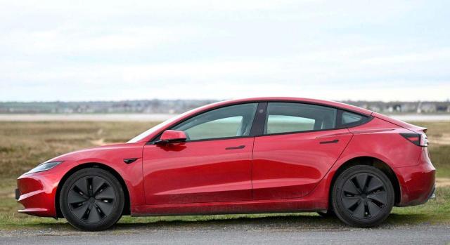 No es posible solicitar la exención del IEDMT con posterioridad a la matriculación del vehículo No es posible solicitar la exención del IEDMT con posterioridad a la matriculación del vehículo. Imagen de un primer plano de un coche rojo